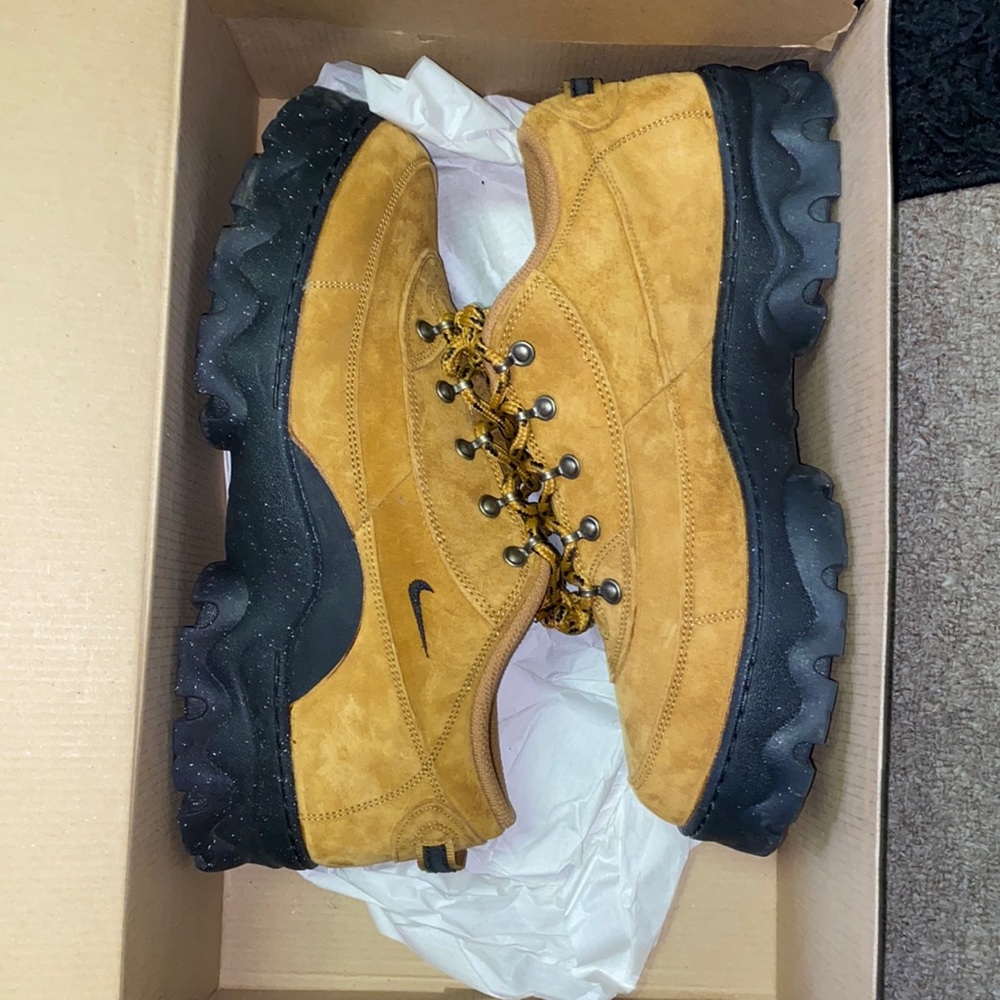 Nike Lahar low size 12 wheat